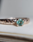 Anillo Xinan con Esmeralda de 4mm